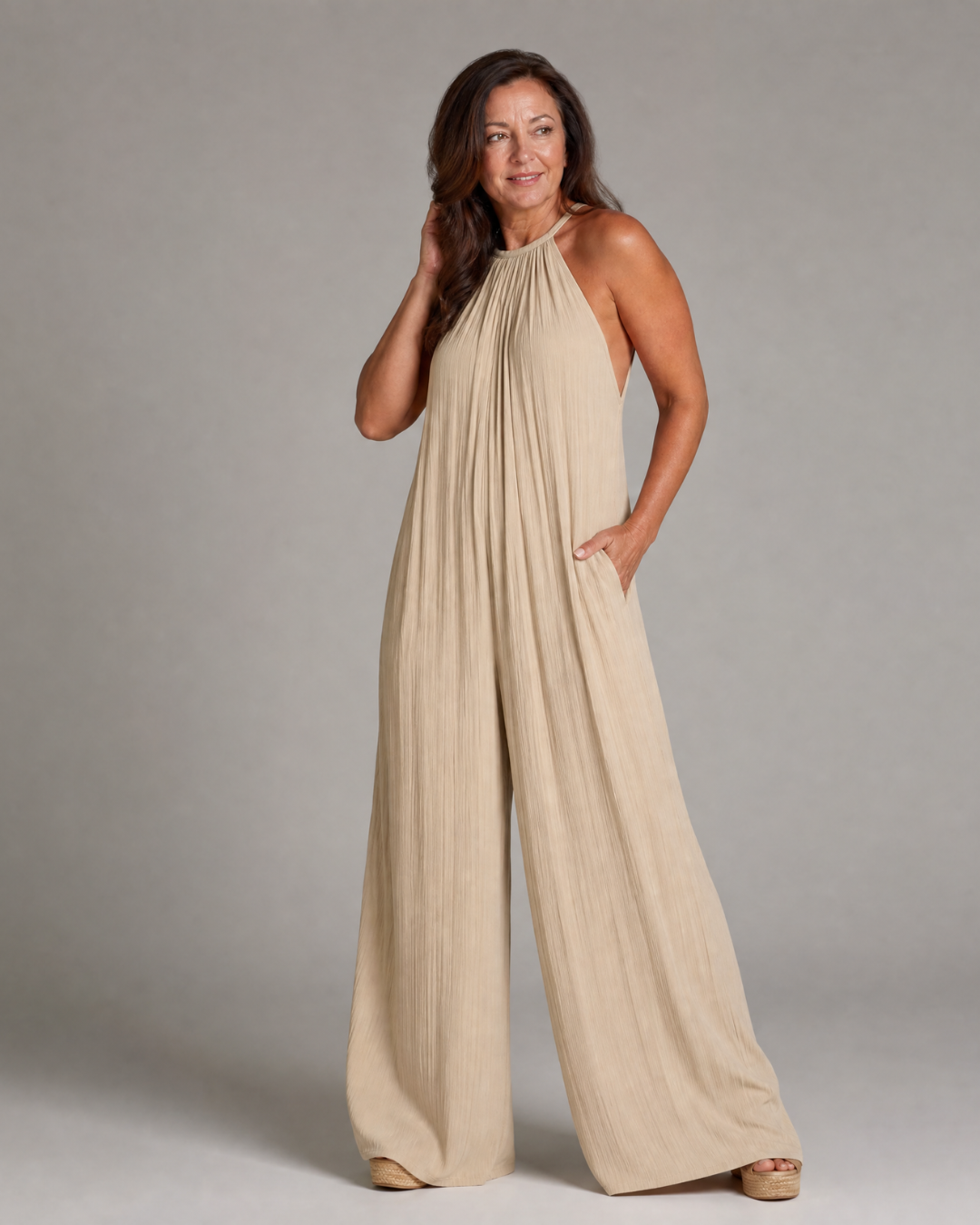 Sylvara | Plissierter Halter Jumpsuit mit weitem Bein