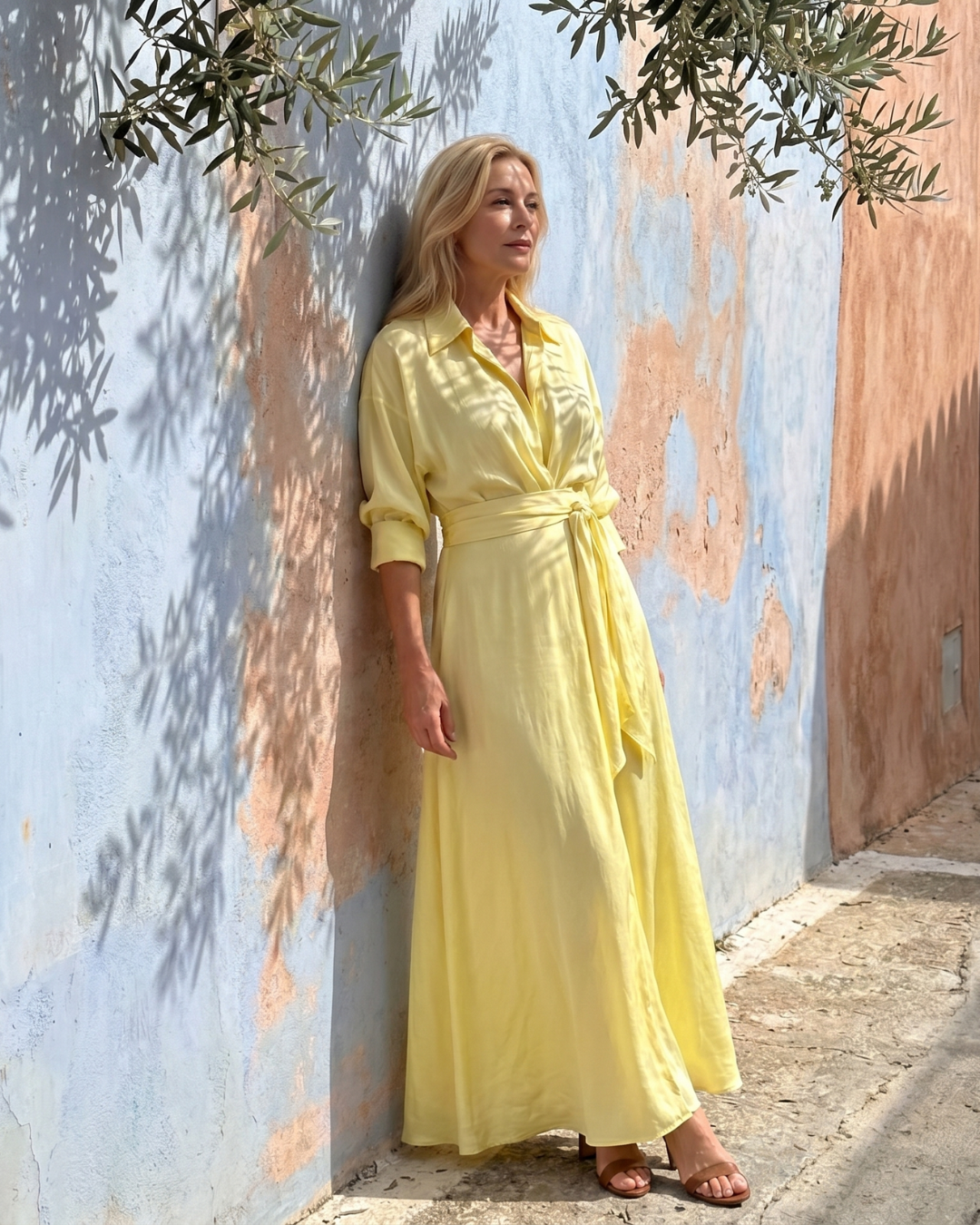Zelith | Gürteltes, mit Kragen versehenes, fließendes Midi-Kleid mit langen Ärmeln