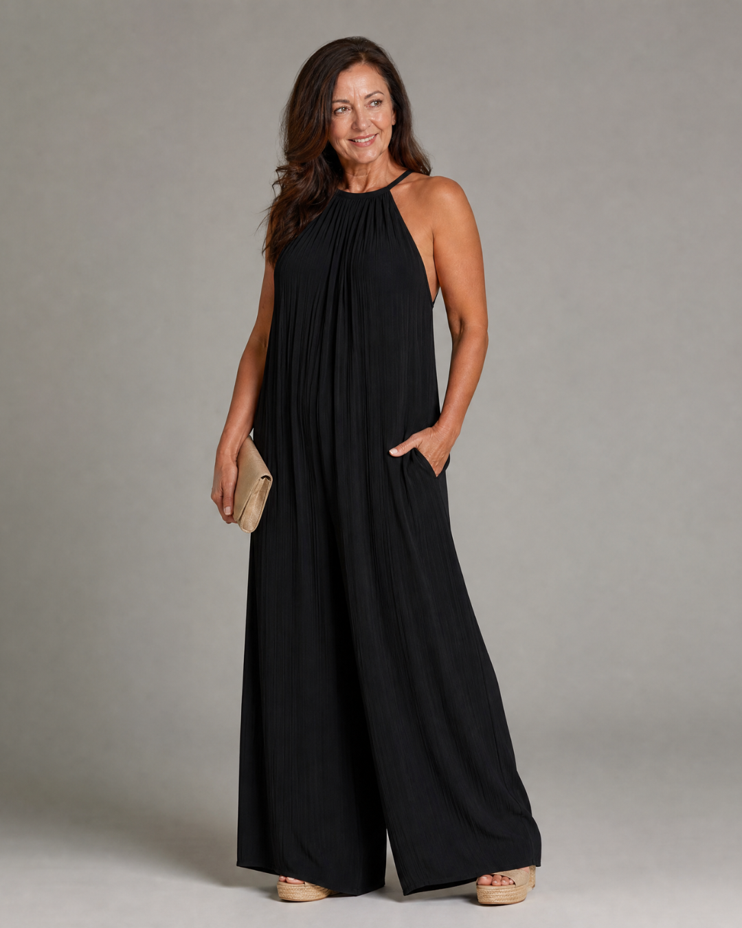 Sylvara | Plissierter Halter Jumpsuit mit weitem Bein