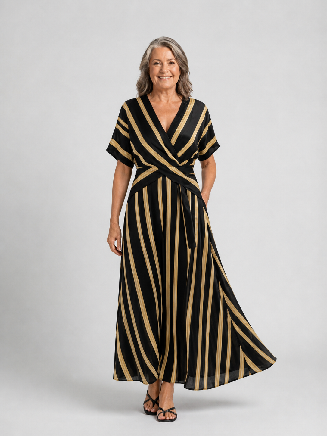 Lina | Kurzärmliges V-Ausschnitt gestreiftes Wickel-Midikleid