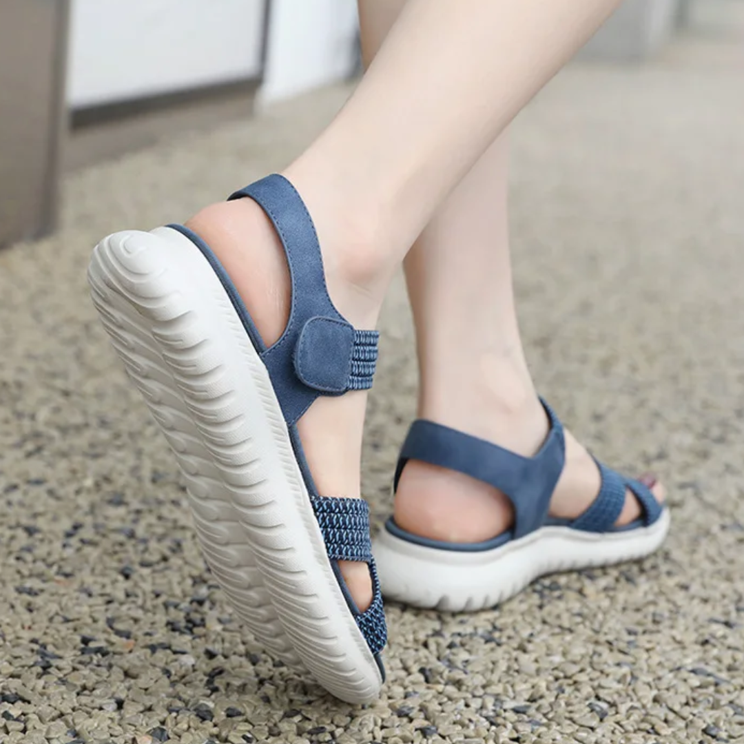 Bequeme, leichte Sandalen mit elastischem Halt