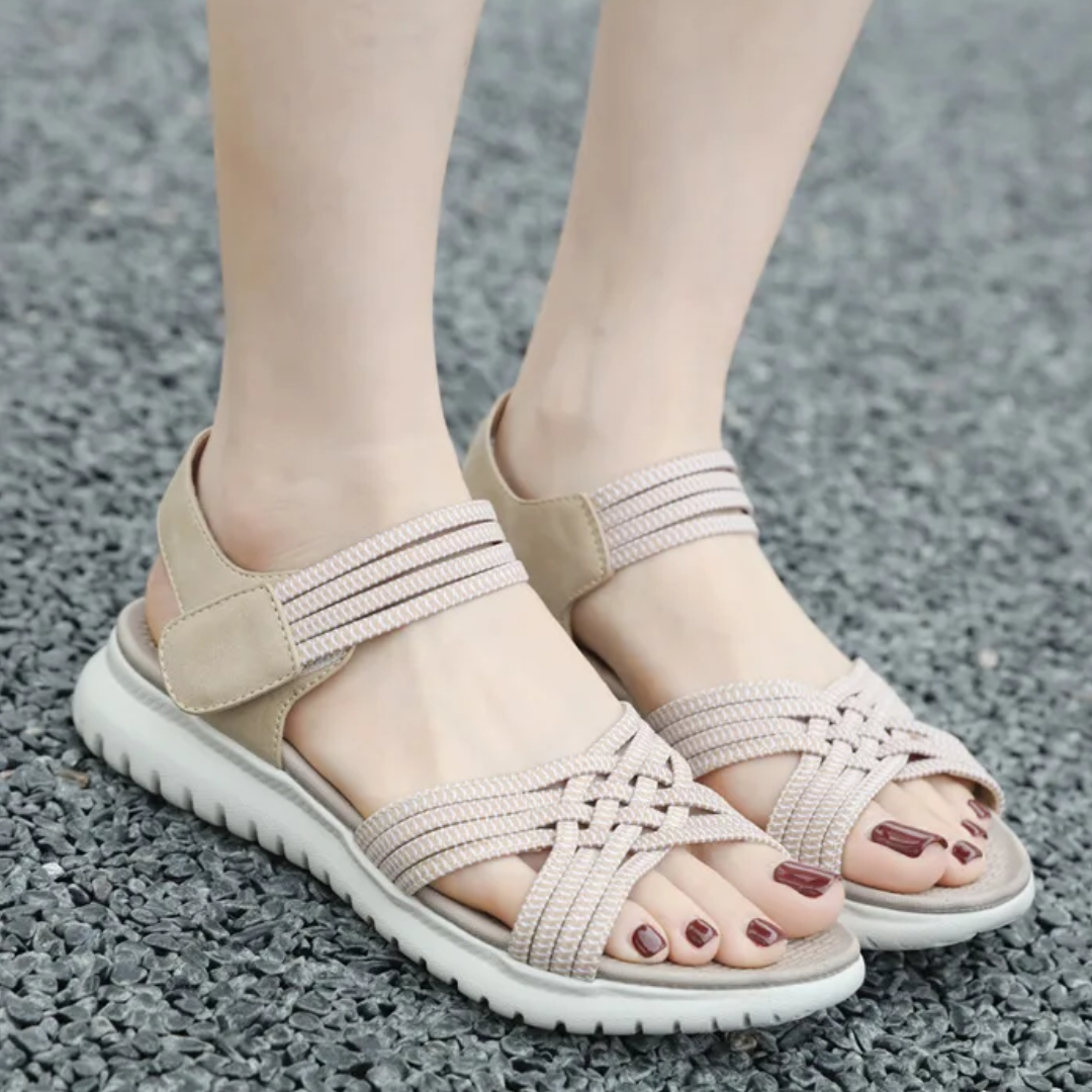 Bequeme, leichte Sandalen mit elastischem Halt