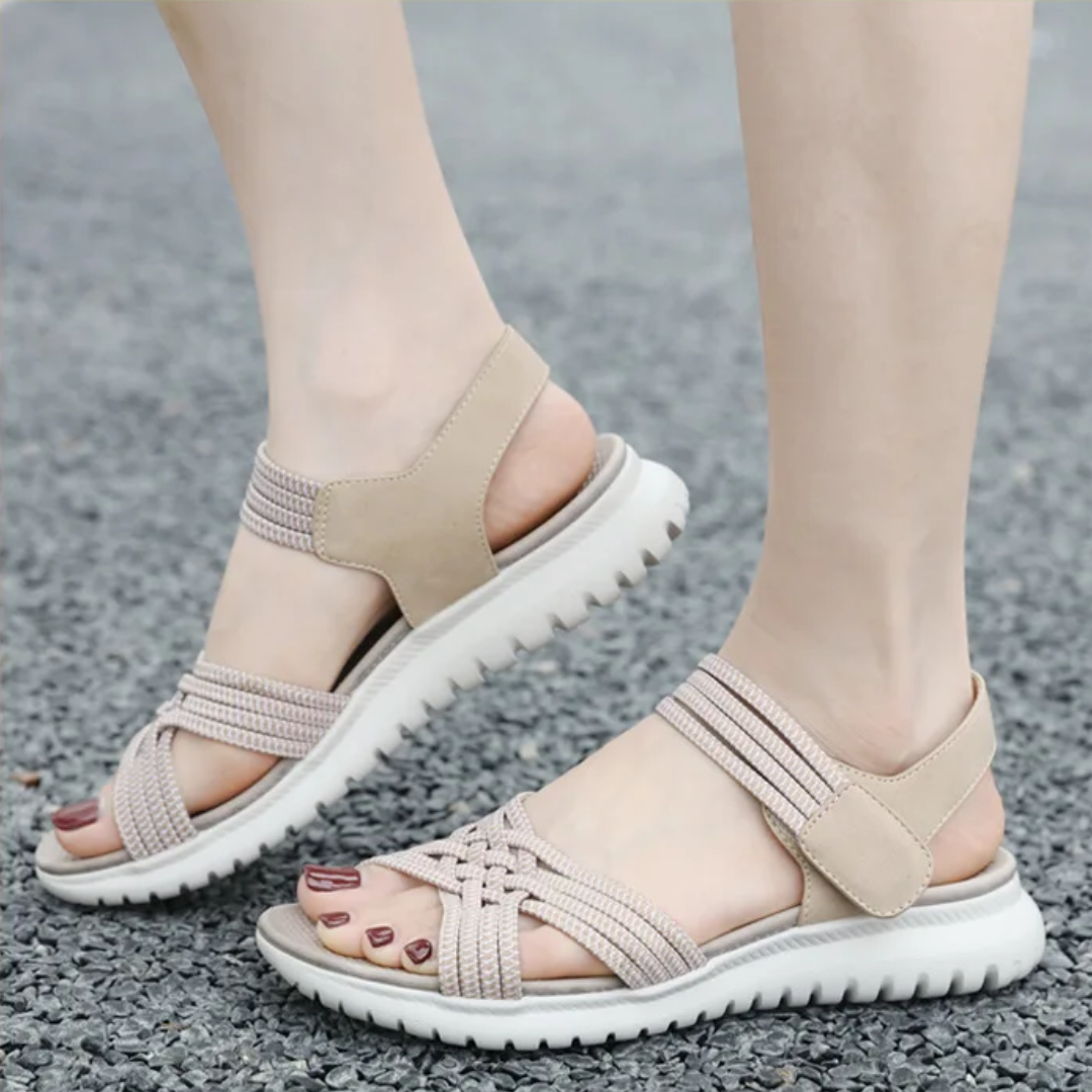 Bequeme, leichte Sandalen mit elastischem Halt
