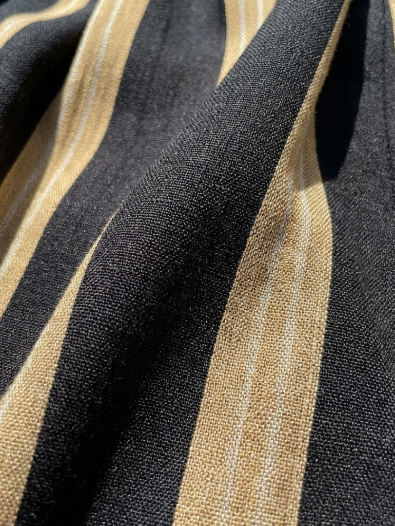 Lina | Kurzärmliges V-Ausschnitt gestreiftes Wickel-Midikleid