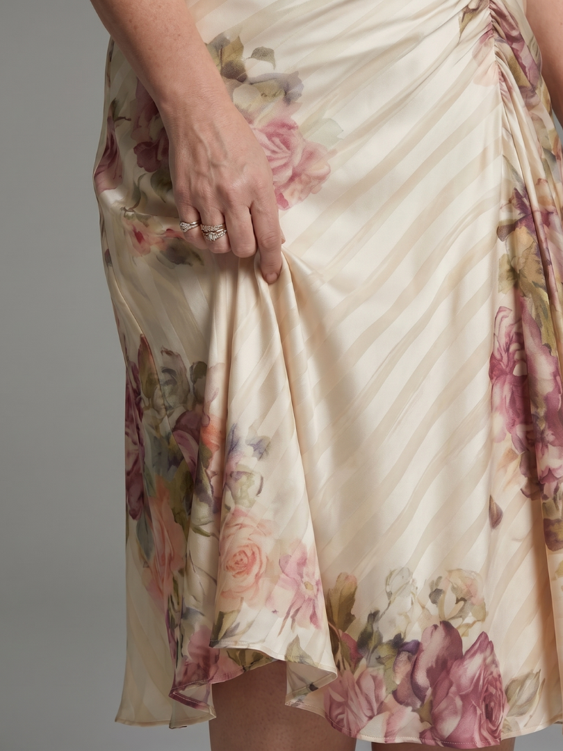 Katarina | Midi-Kleid mit Wickel-Design und fließenden Ärmeln im Blumenstreifen-Druck