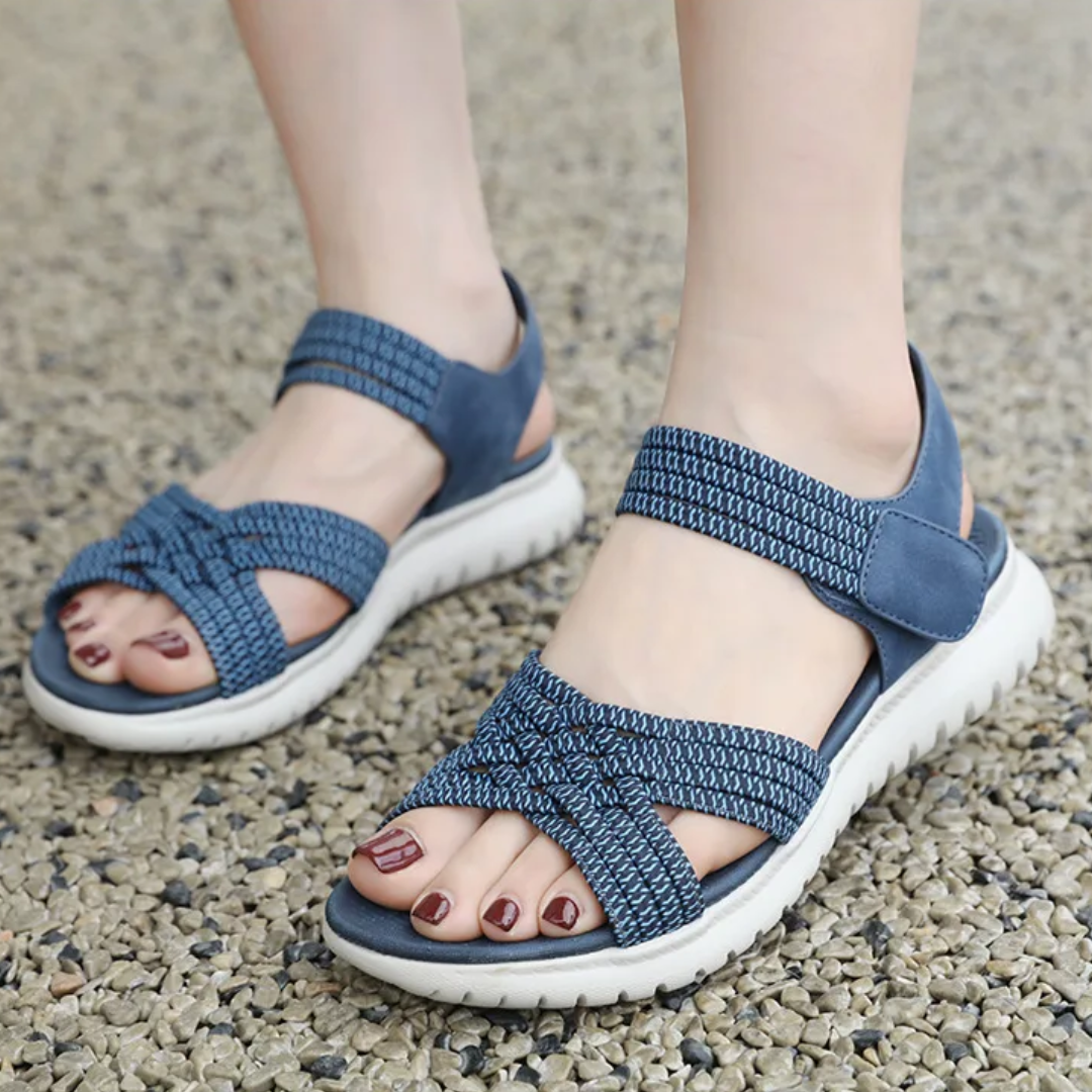 Bequeme, leichte Sandalen mit elastischem Halt