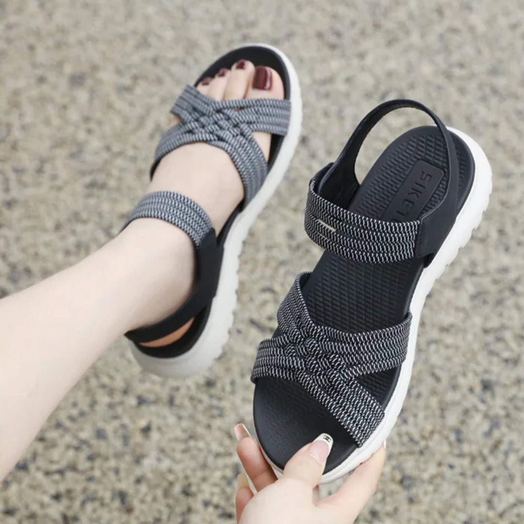 Bequeme, leichte Sandalen mit elastischem Halt